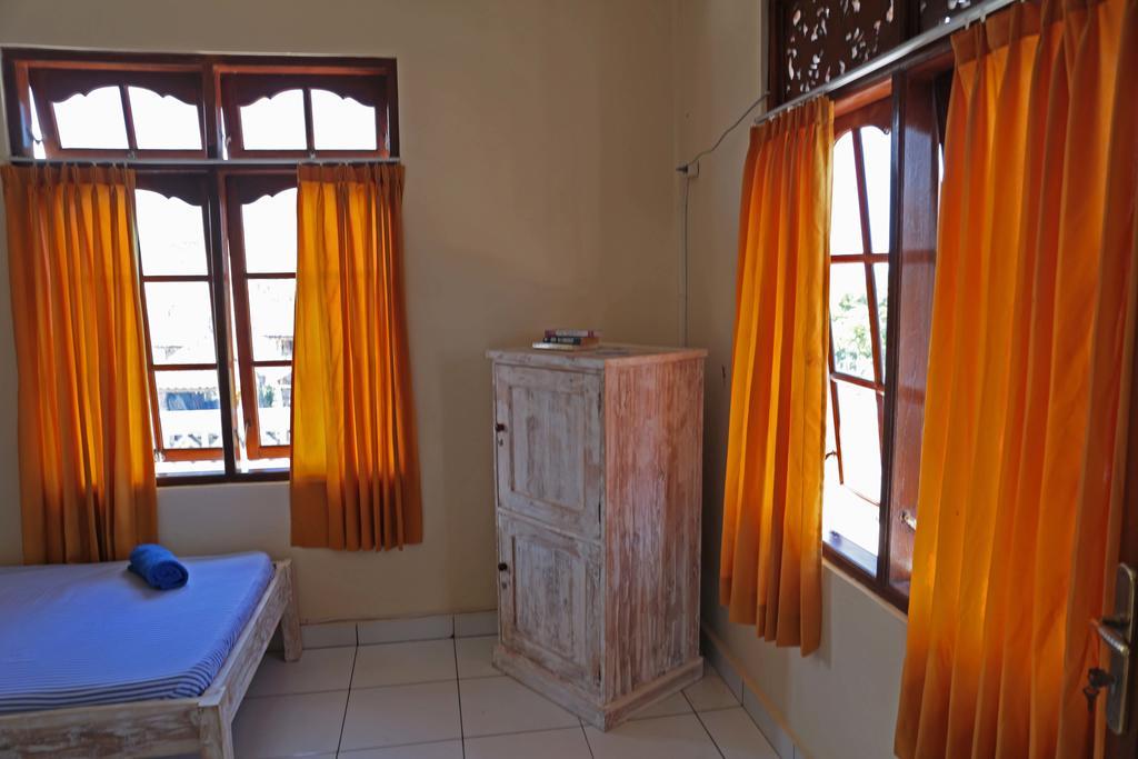 Surfers House Otel Kuta Lombok Oda fotoğraf